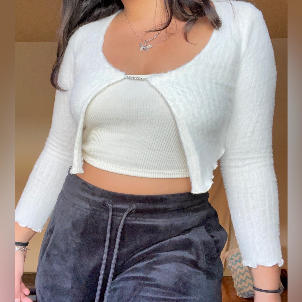 Super cute white cropped sweater from New Yorker